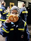 THW Junghelferin mit Brezel an Sankt Martin